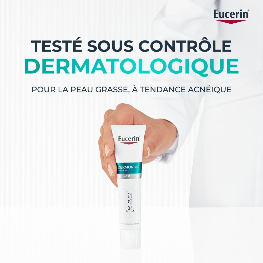 Une main tient un tube. Texte : Testé sous contrôle dermatologique. Pour peau grasse à tendance acnéique.