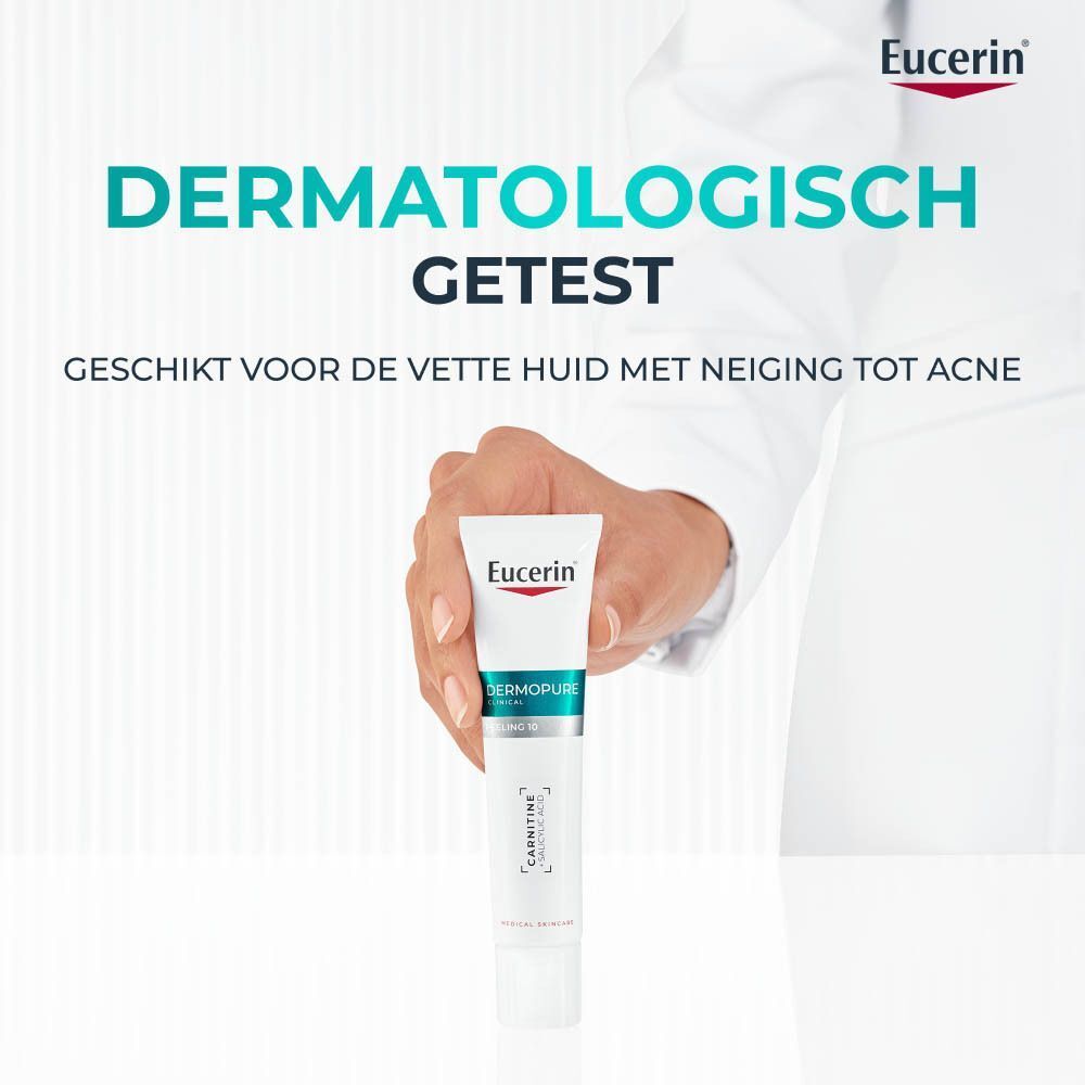 Een hand houdt een tube vast. Tekst: Dermatologisch getest. Geschikt voor de vette huid met neiging tot acne.