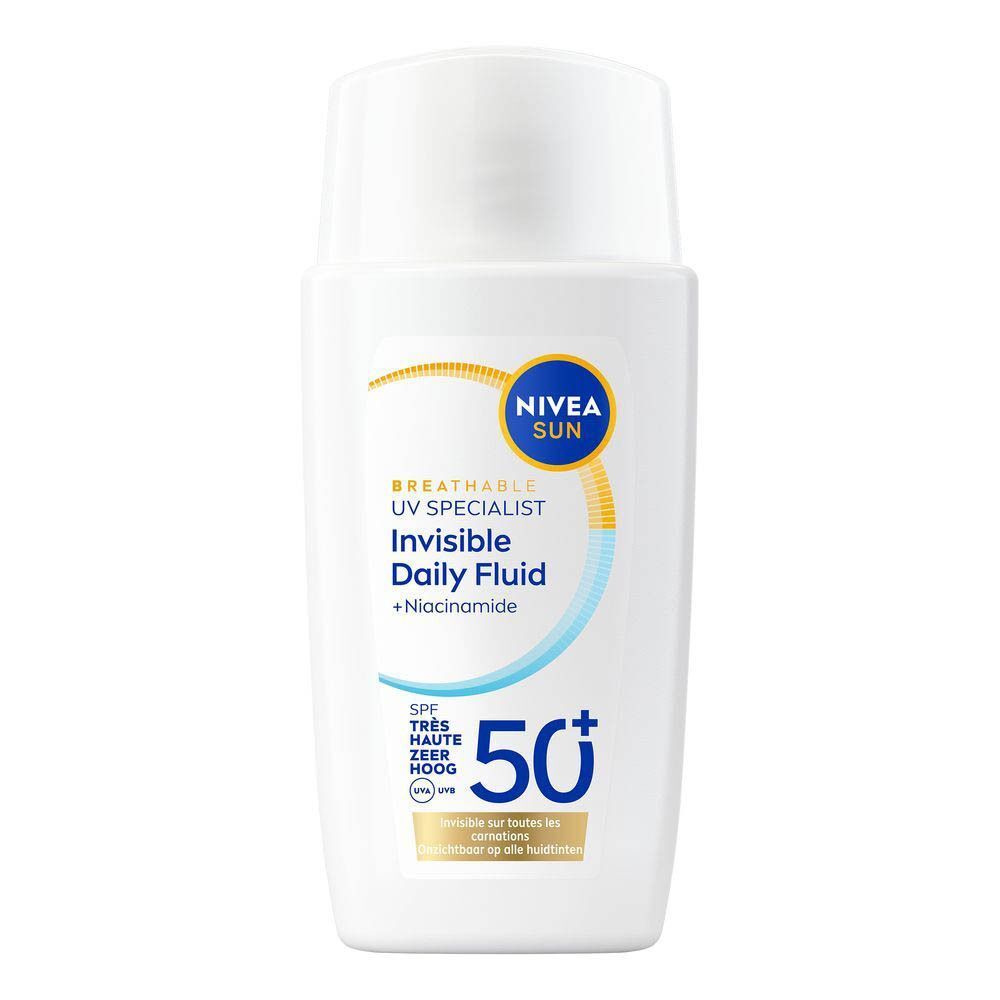 Een hand houdt een flesje Nivea Sun Face Invisible Daily Fluid SPF 50+. Het flesje is wit met blauwe en gele tekst.