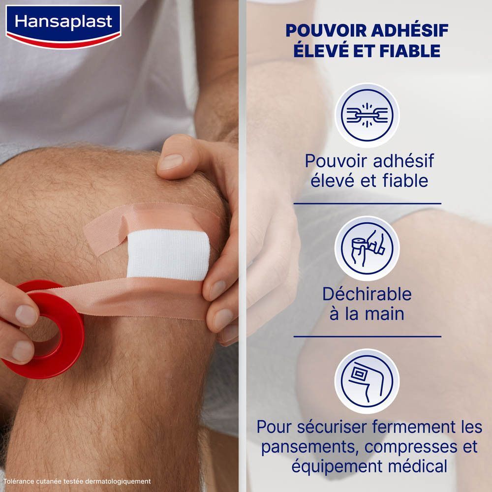 Homme appliquant un pansement sur le genou. Rouleau rouge de sparadrap. Texte : Pouvoir adhésif élevé et fiable.