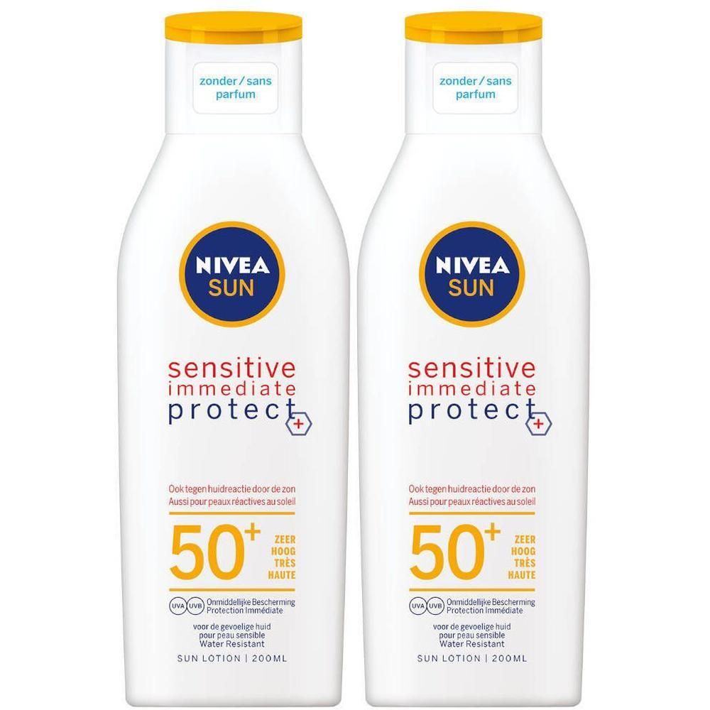 Twee witte flessen Nivea Sun Sensitive Lotion SPF50+. Gele dop, blauwe en rode tekst. Opschrift: Sensitive Immediate Protect.
