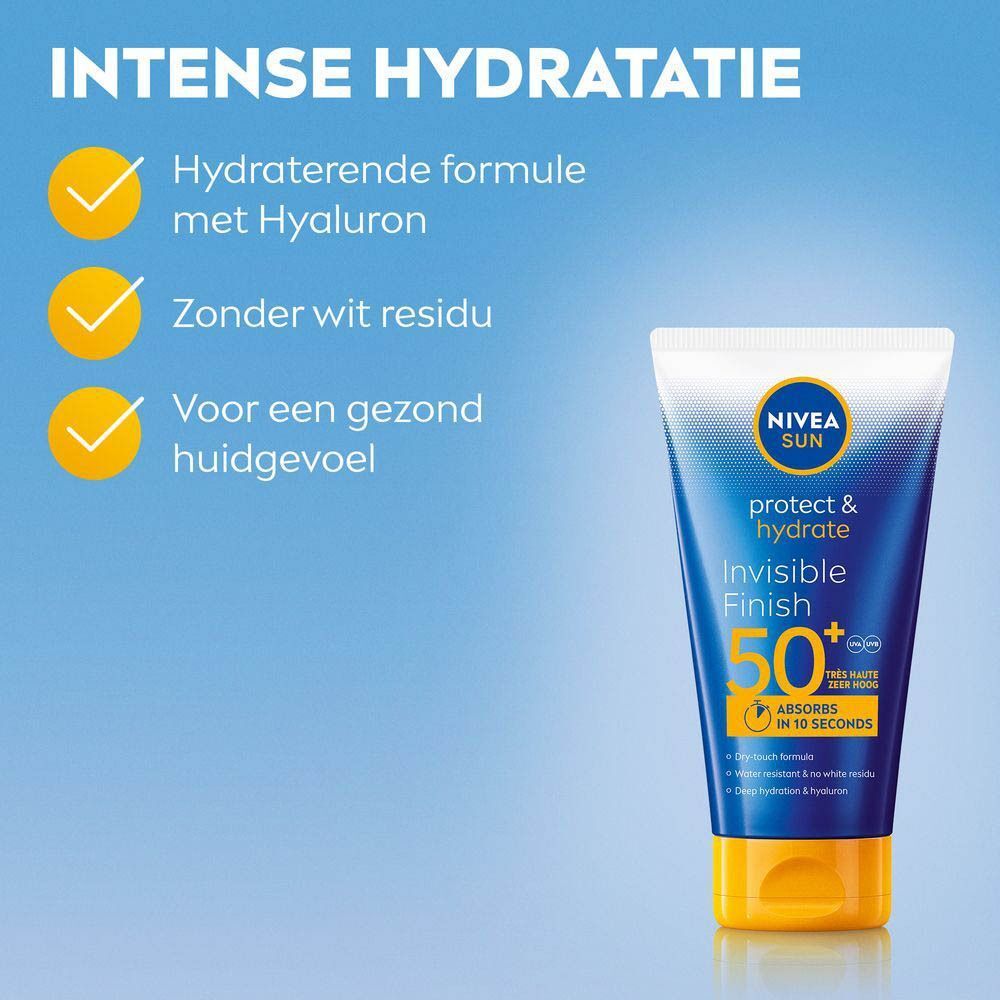 Crème op een arm. Tekst: Trekt snel in, Dry-touch formule, Voor een zacht huidgevoel, Niet- plakkerig & niet-vettig.