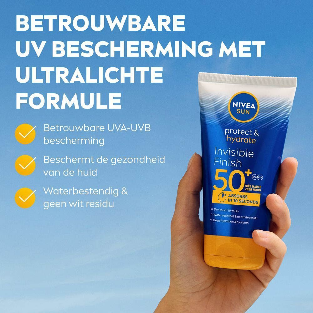 NIVEA Sun Protect & Hydrate Invisible Finish SPF50+ tube. Tekst: Intense hydratatie, Hydraterende formule met Hyaluron, Zonder wit residu.