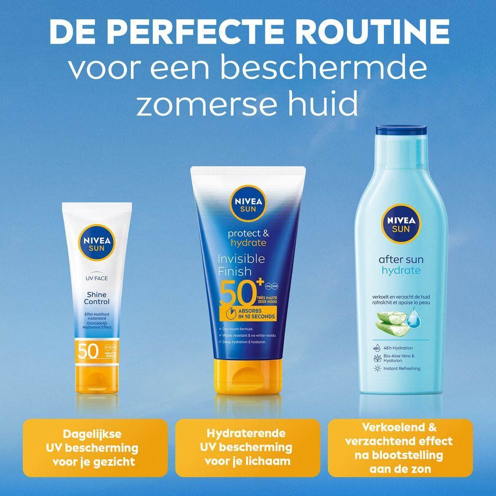 Hand houdt NIVEA Sun Protect & Hydrate Invisible Finish SPF50+ tube. Tekst: Betrouwbare UV bescherming met ultralichte formule.