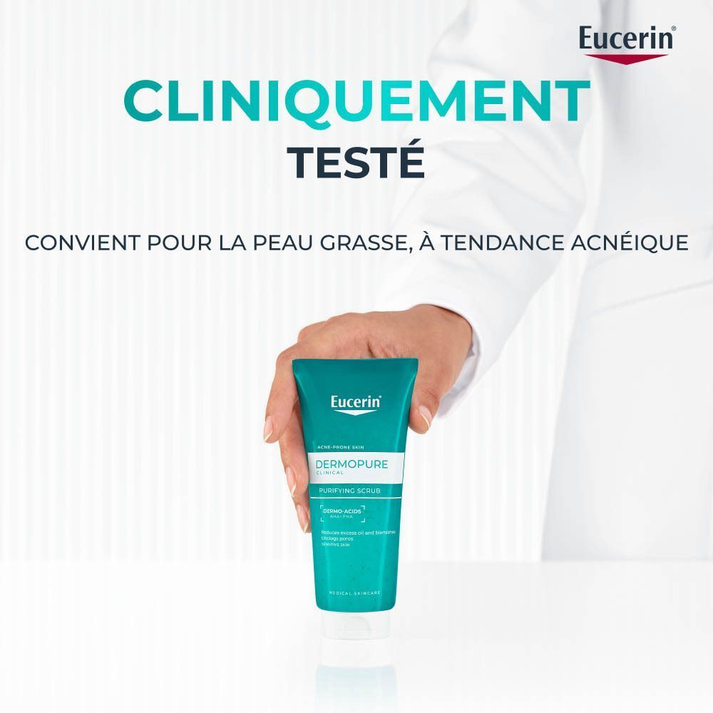 Personne tenant un tube Eucerin DERMOPURE CLINICAL. Texte: Testé cliniquement, peau grasse à tendance acnéique.