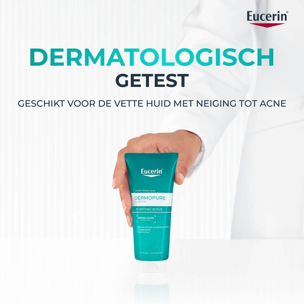 Persoon houdt een tube Eucerin DERMOPURE CLINICAL vast. Tekst: Dermatologisch getest, voor de vette huid met acne.