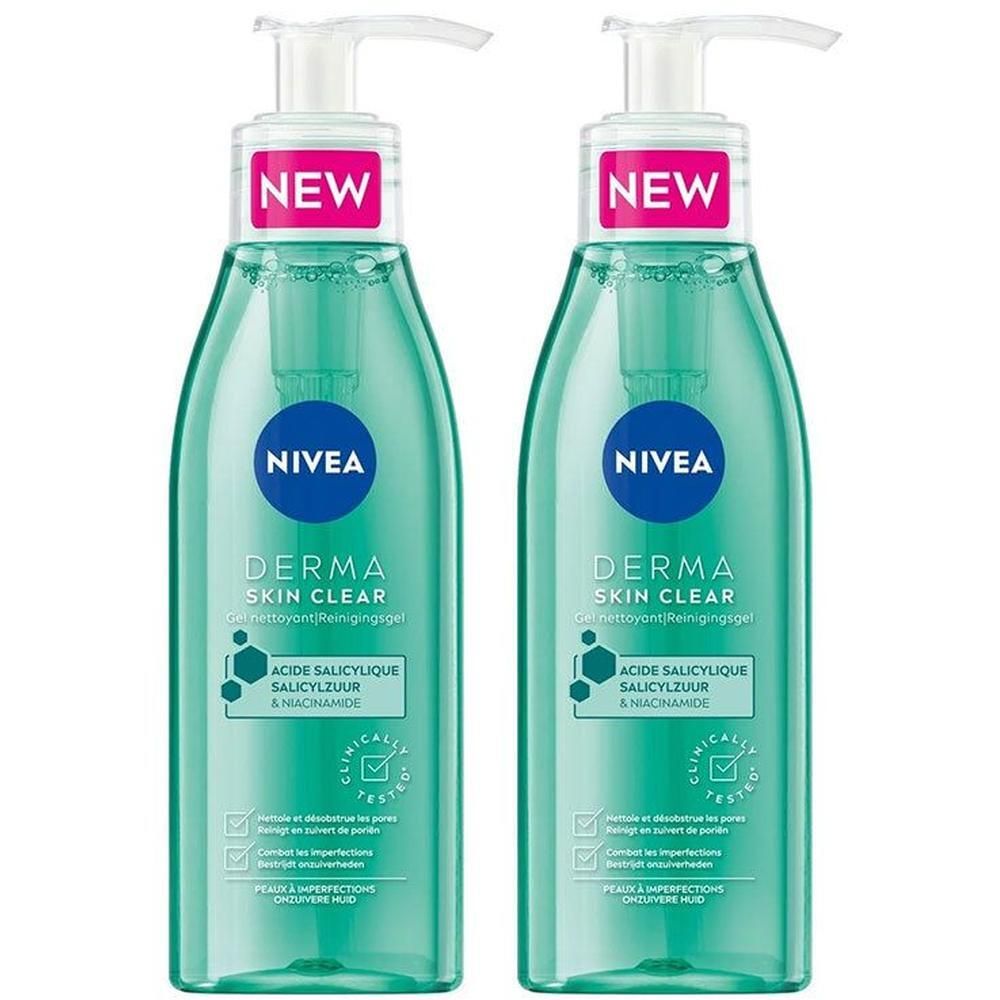 Deux flacons verts avec pompe. Inscription : NIVEA DERMA SKIN CLEAR, avec acide salicylique et niacinamide. Avec autocollant « NEW ».