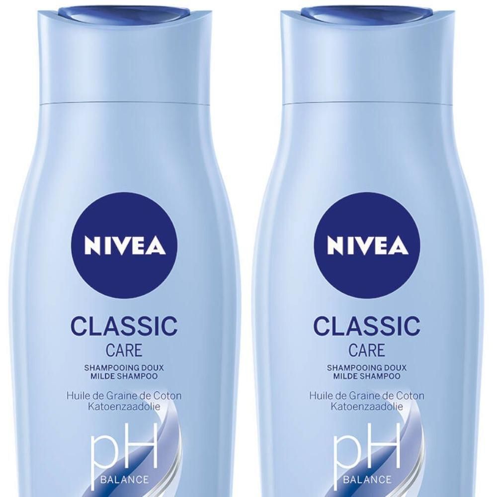 Deux flacons de shampooing bleu clair. Sur chaque flacon, "NIVEA CLASSIC CARE". Texte: "SHAMPOOING DOUX MILDE SHAMPOO".