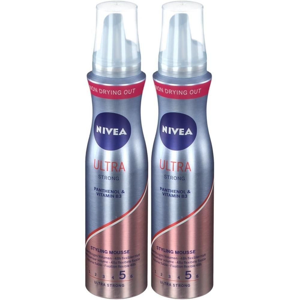 Twee flessen stylingmousse. Zilverkleurige flessen met blauwe en rode accenten. Opschrift: NIVEA ULTRA STRONG, Panthenol & Vitamine B3.