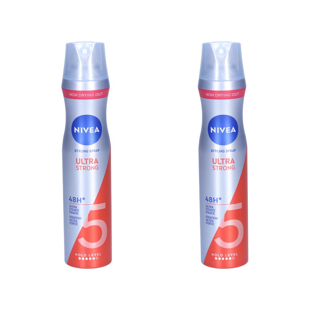 Deux flacons de Nivea Styling Spray Ultra Strong. Flacons argentés avec logo bleu Nivea et texte rouge. Tenue 48H.