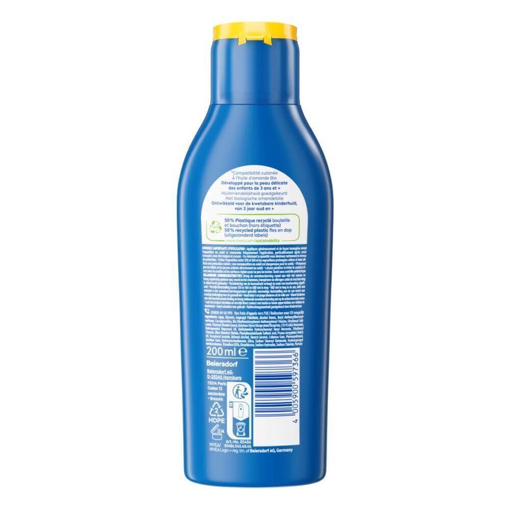 Achterkant van een blauwe Nivea Sun Kids fles. Tekst en barcode. 200 ml.