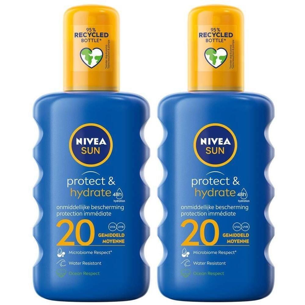 Twee blauwe flessen Nivea Sun Protect & Hydrate Spray Solaire SPF20. Gele dop met opschrift 95% RECYCLED BOTTLE. Opschrift 20.