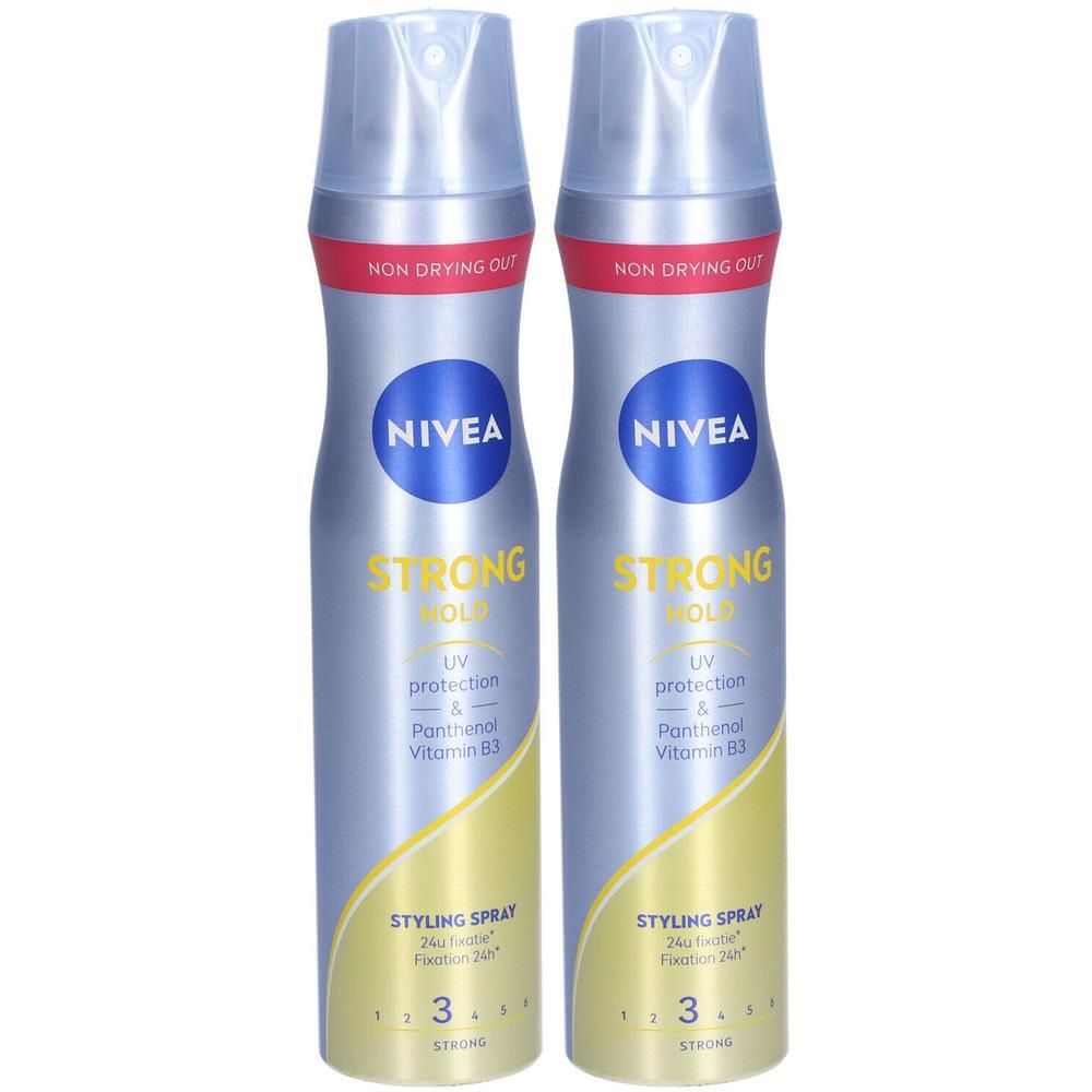 Deux flacons de spray argentés avec des accents bleus et rouges. Inscription : NIVEA STRONG HOLD, Styling Spray.