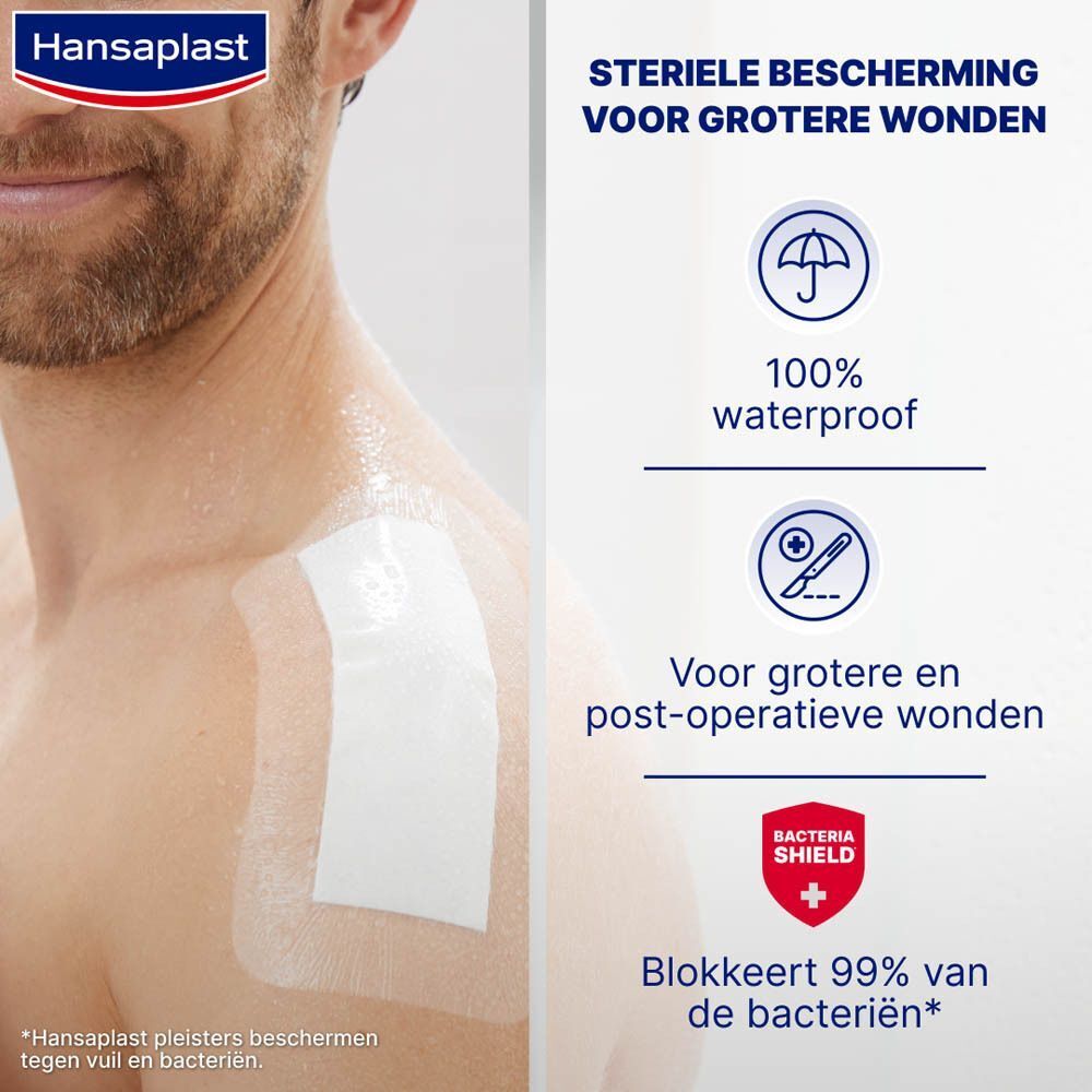 Een man met een pleister op de schouder. Informatie: 100% waterdicht, voor grotere wonden, bacteriebescherming.