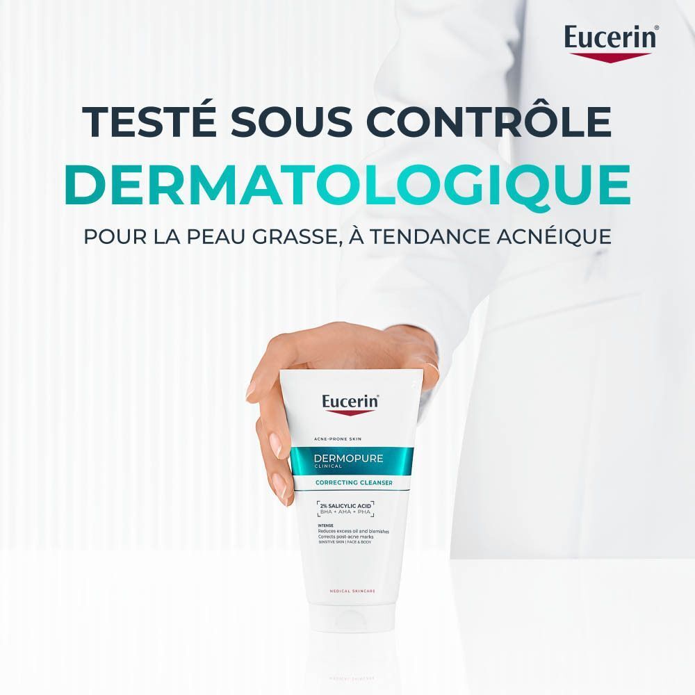 Main tenant un tube. Texte: Testé sous contrôle dermatologique pour la peau grasse, à tendance acnéique.