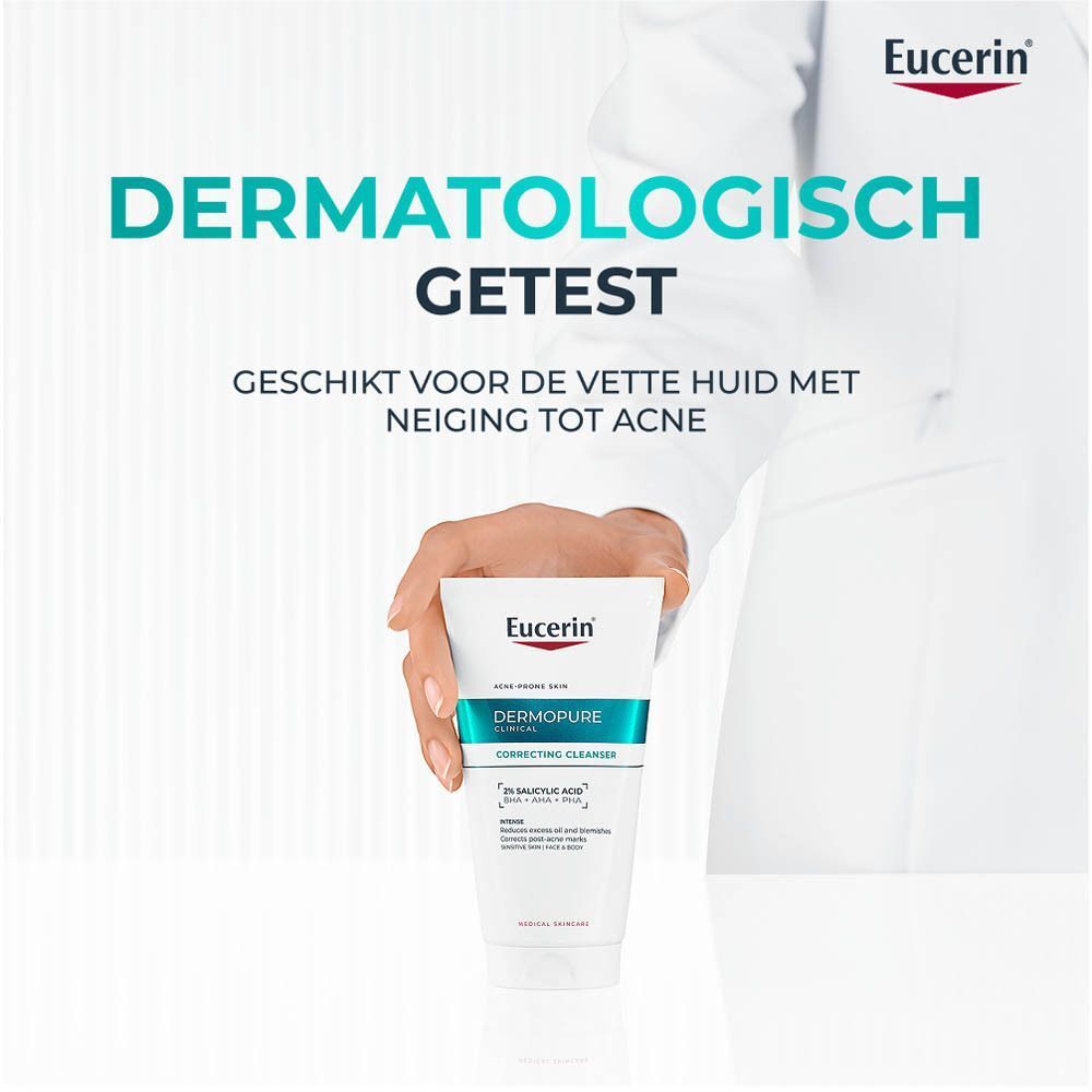 Hand houdt tube. Tekst: Dermatologisch getest. Geschikt voor de vette huid met neiging tot acne.
