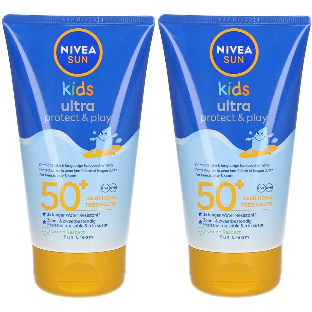 Twee tubes Nivea Sun Kids zonnebrandcrème. Blauwe tube met gele dop. Opschrift: Kids ultra protect & play, SPF 50+.