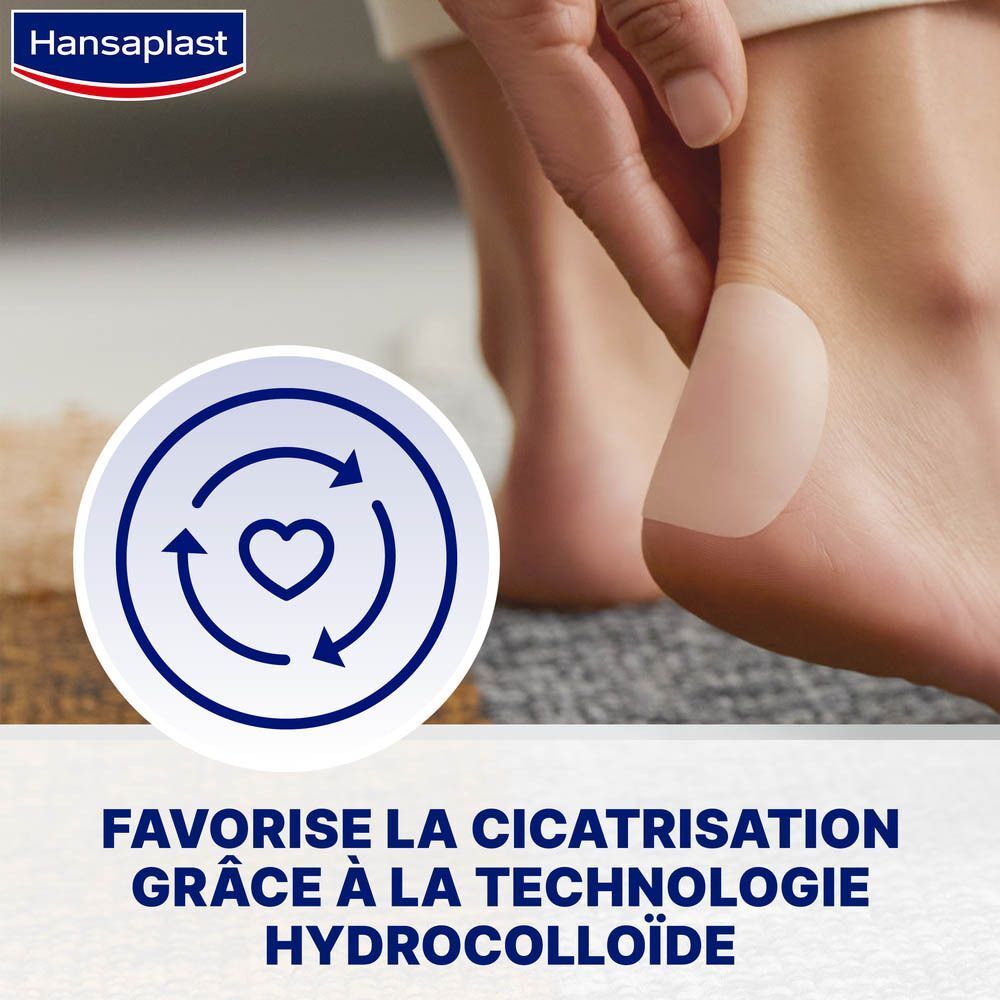 Pied avec pansement. Texte: Favorise la cicatrisation grâce à la technologie hydrocolloïde. Symboles de flèches et cœur.
