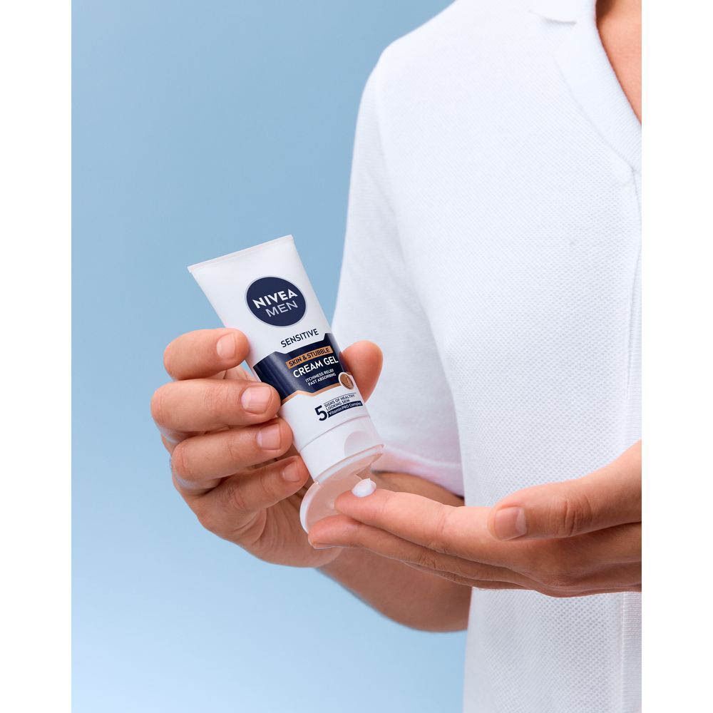Een persoon houdt een tube NIVEA MEN Gel-Crème Visage Peau Sensible & Barbe Courte vast. Crème wordt op de vinger aangebracht.