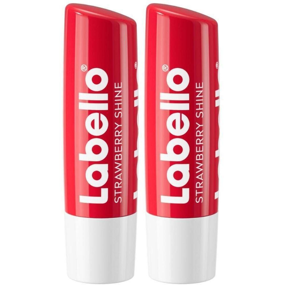 Deux sticks Labello® Strawberry Shine rouges. Base blanche, capuchon rouge avec texte blanc.