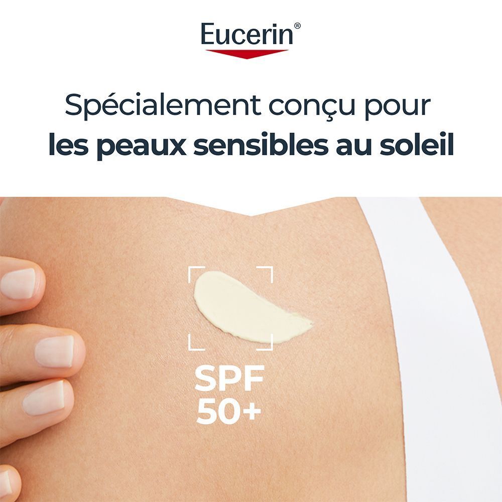 Crème appliquée sur la peau. Texte : « Spécialement conçu pour les peaux sensibles au soleil ».