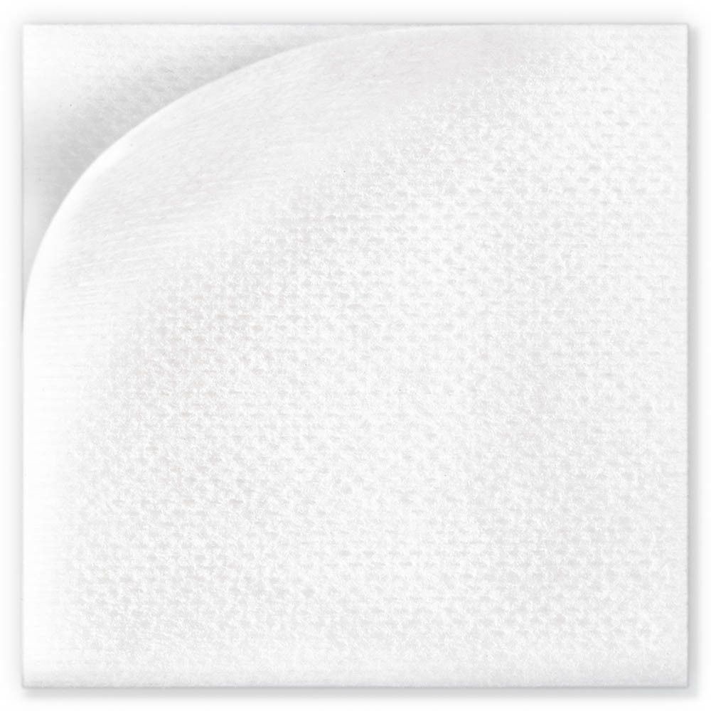 Gros plan d'une compresse blanche. Surface textile douce. Forme carrée.