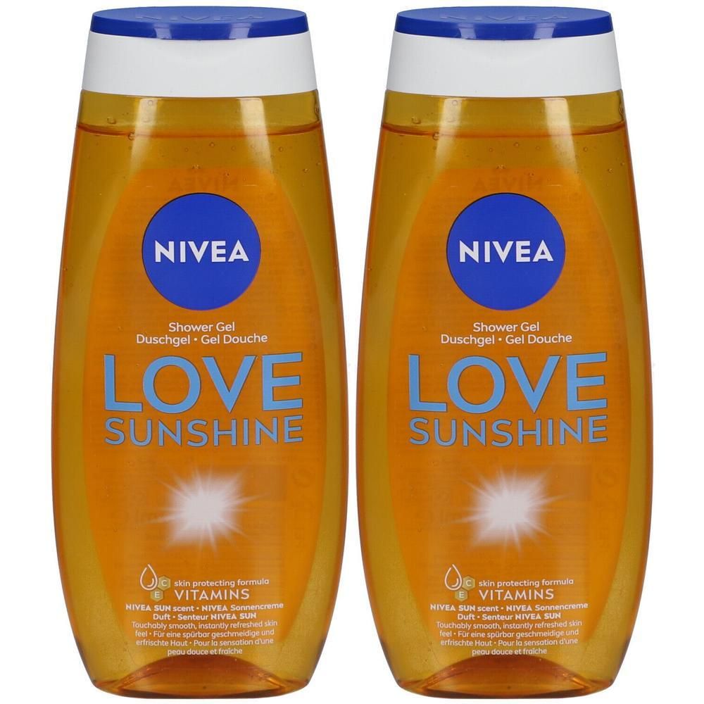 Twee flessen Nivea Love Sunshine douchegel. Oranje vloeistof, blauwe dop, witte hals. Opschrift: NIVEA, LOVE SUNSHINE.