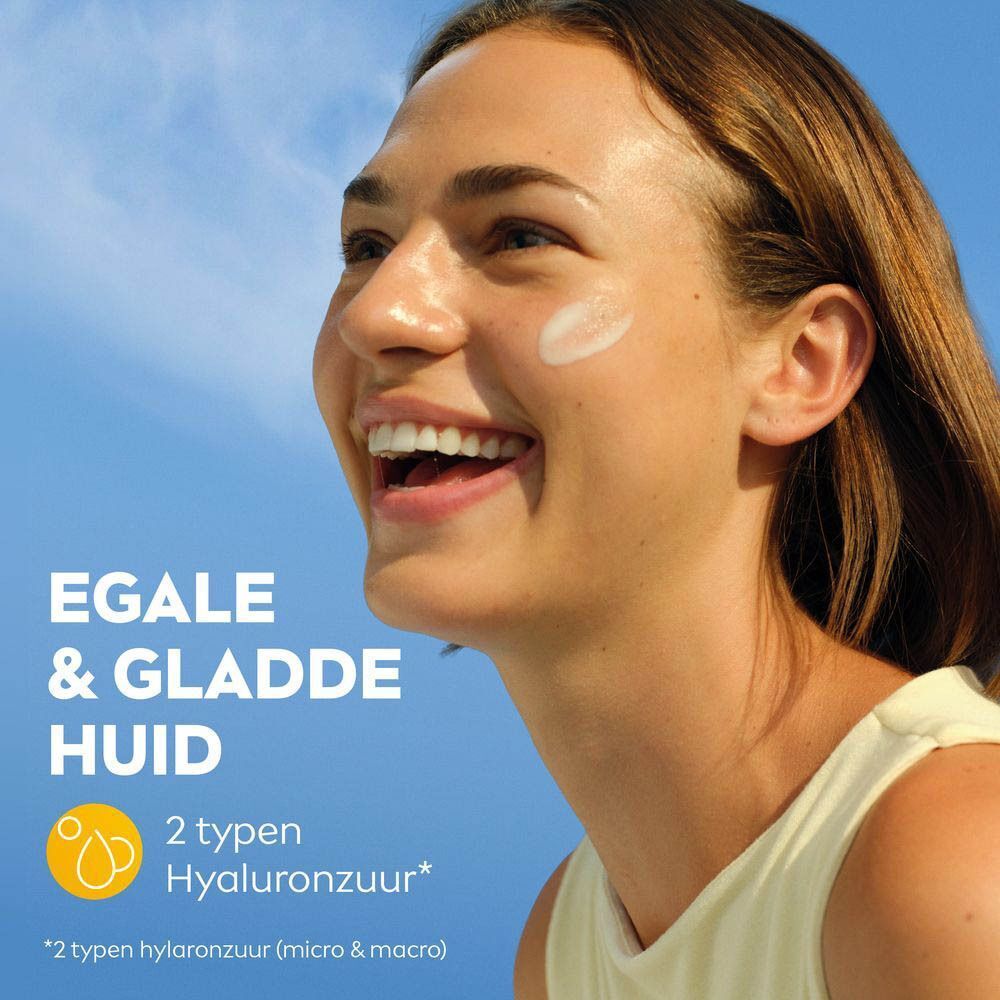 Vrouw met gladde huid die product op gezicht aanbrengt. Tekst: 'EGAL & GLADDE HUID' en '2 typen Hyaluronzuur'.