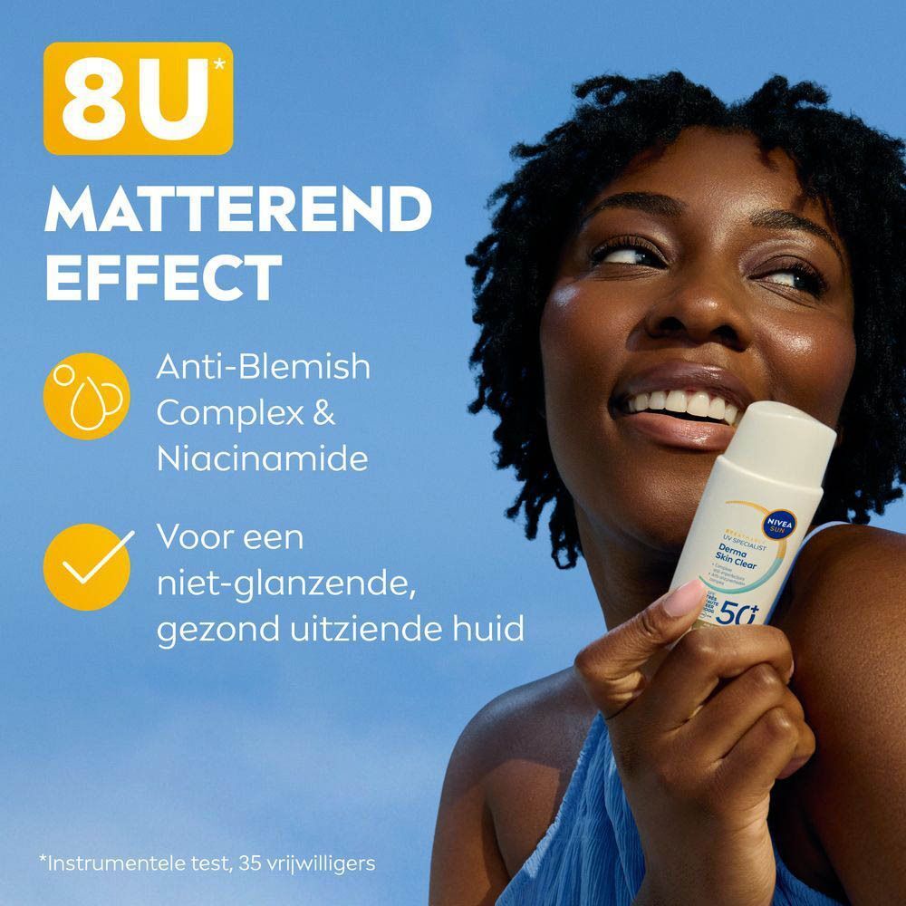 Vrouw houdt een flesje Nivea Sun UV Face Specialist Derma Skin Clear vast. Tekst: Anti-Blemish Complex & Niacinamide.