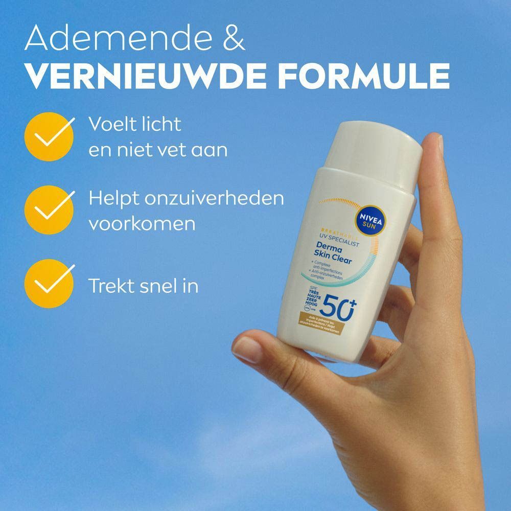 Hand houdt een flesje Nivea Sun UV Face Specialist Derma Skin Clear vast. Tekst: Nieuwe formule, trekt snel in.