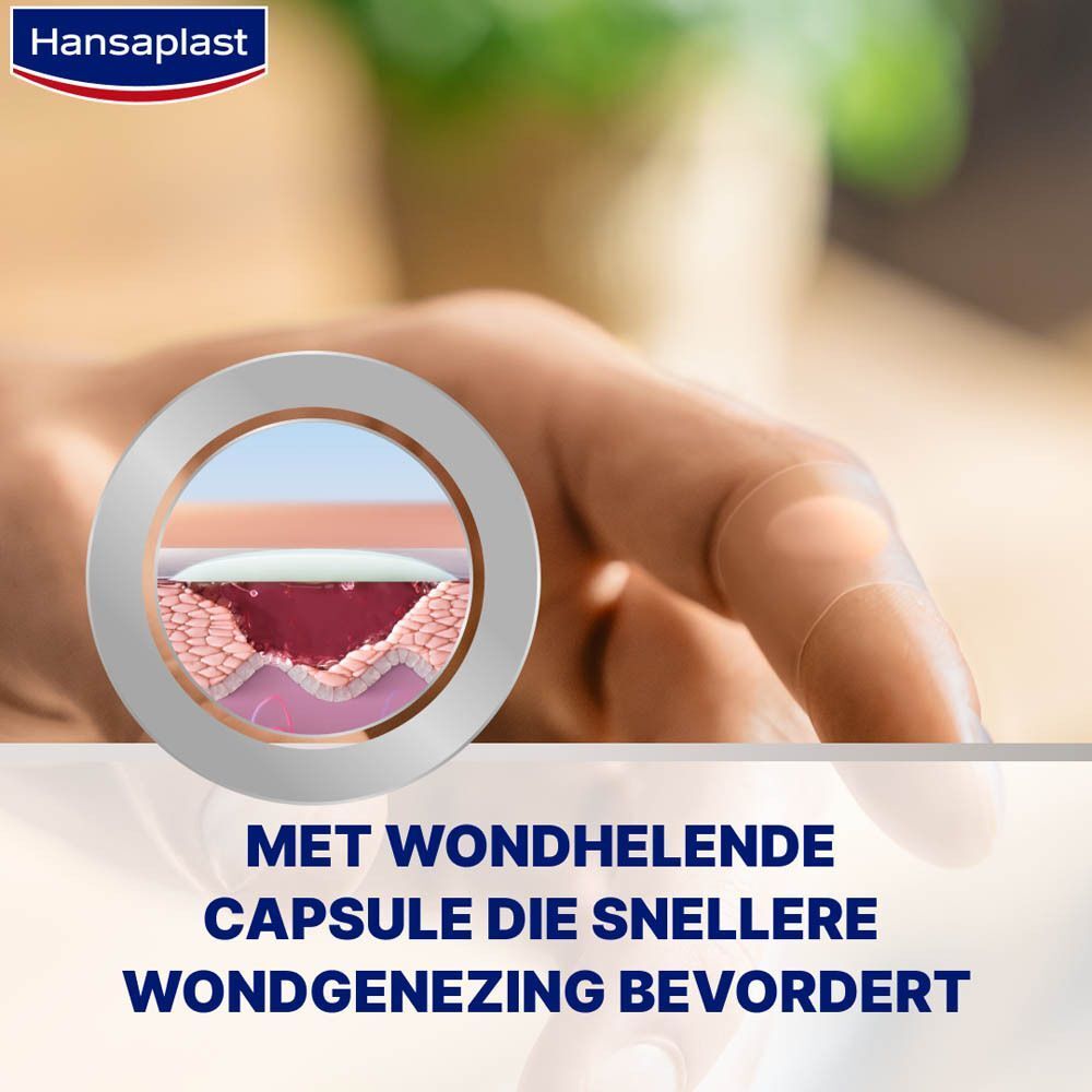 Close-up van een wond onder een Hansaplast pleister. Met wondhelende capsule voor snellere genezing.