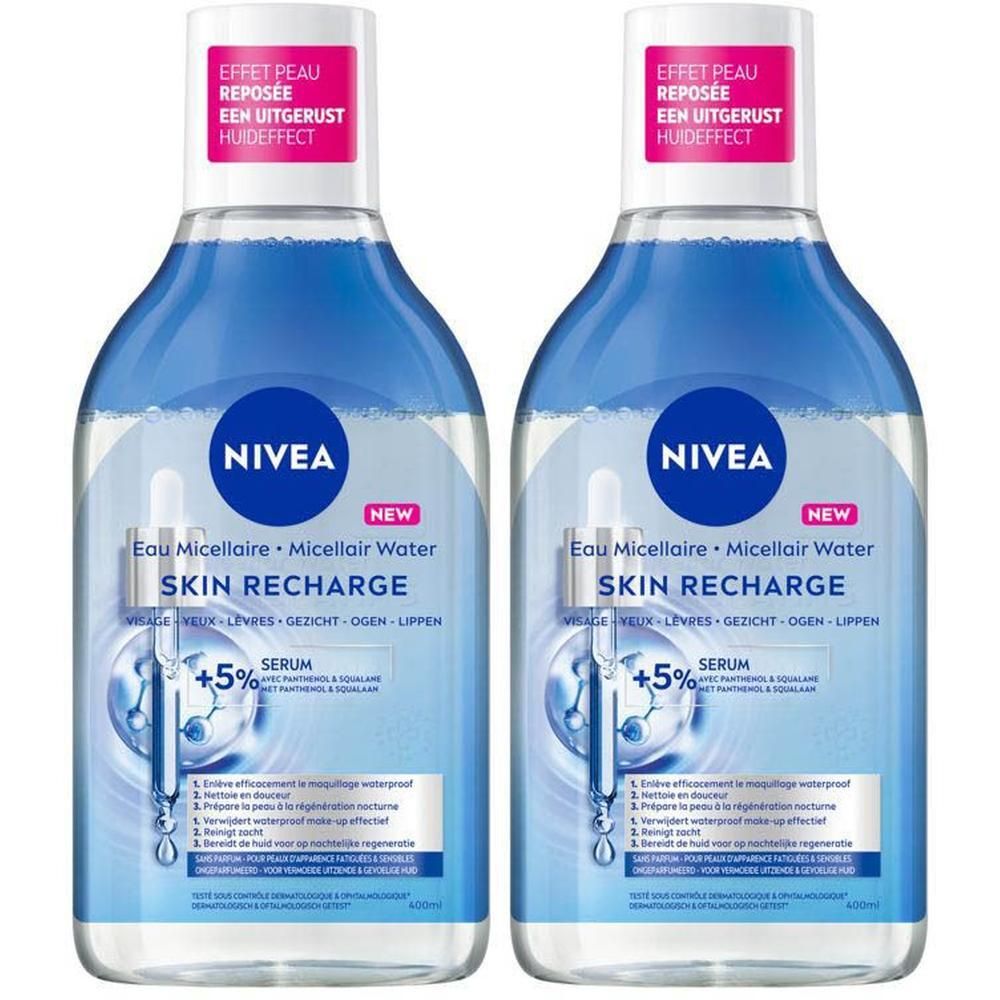 Deux flacons de Nivea Skin Recharge Eau Micellaire. Liquide bleu, bouchon blanc, autocollant rose avec texte. Inscription: Skin Recharge.