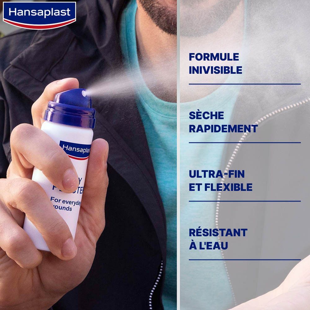 Personne pulvérisant le pansement spray Hansaplast. Formule invisible, séchage rapide, ultra-fin, résistant à l'eau.