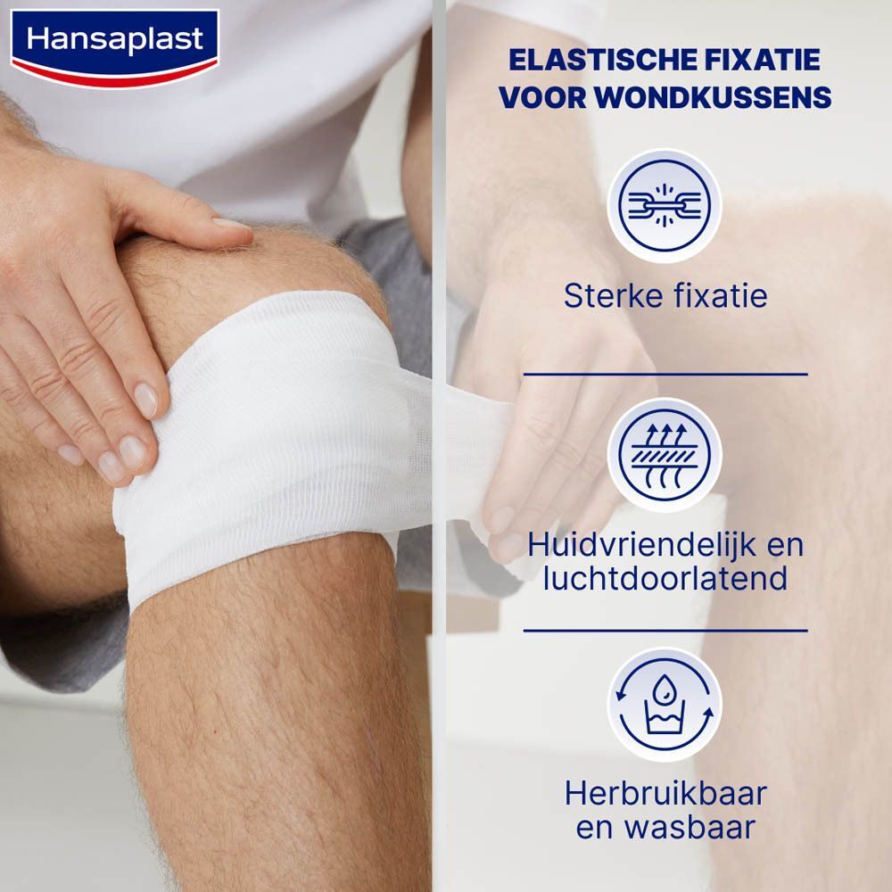 Persoon die een elastisch fixatieverband om een knie wikkelt. Tekst: "Elastische fixatie voor wondkussens".
