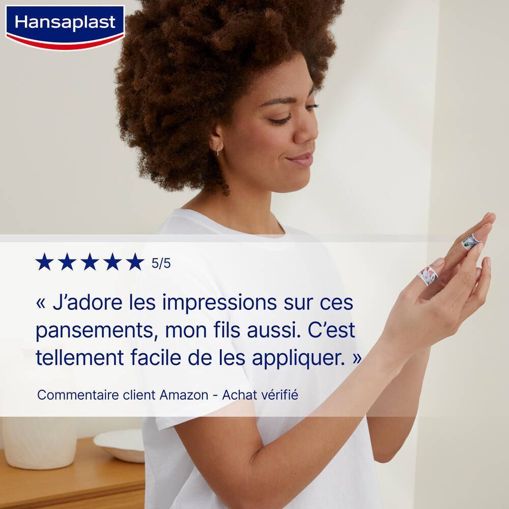 Une femme tient ses doigts avec des pansements. Citation : « J'adore les imprimés sur ces pansements, mon fils aussi. C'est tellement facile à appliquer. »