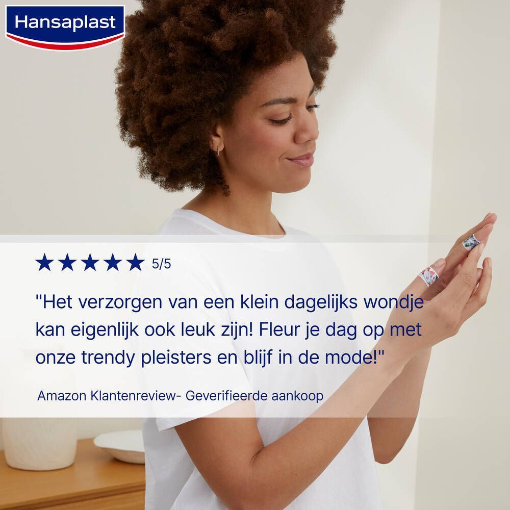 Een vrouw houdt haar vingers met pleisters vast. Citaat: 'Ik ben dol op de prints op deze pleisters, mijn zoon ook. Het is zo gemakkelijk aan te brengen.'