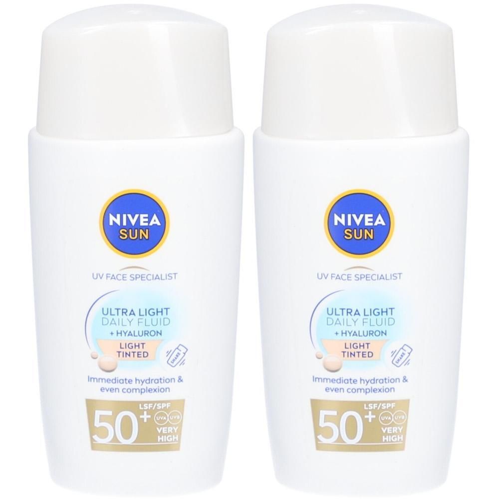 Twee witte flacons Nivea Sun Ultra Light Daily Fluid. Blauwe logo's met tekst. Opschrift: Light Tinted, SPF 50+.
