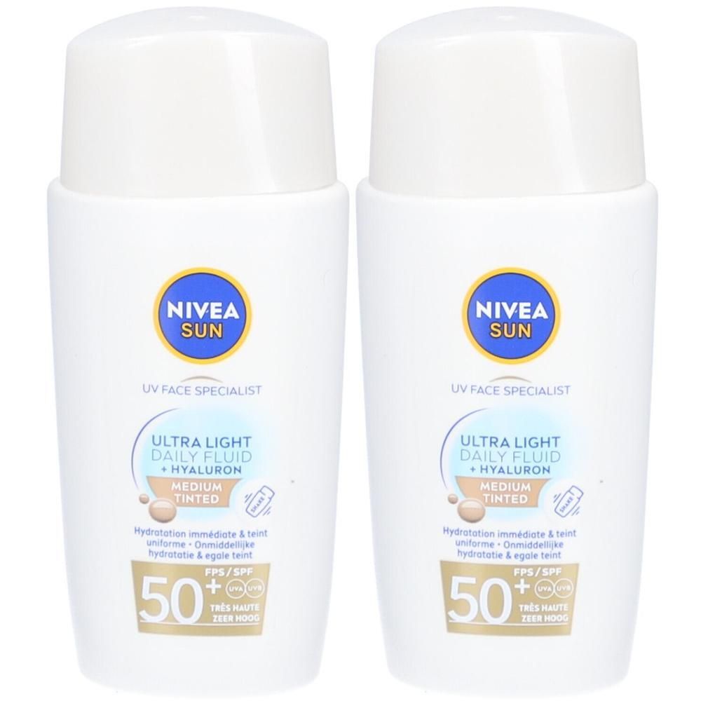 Deux flacons blancs avec logo bleu Nivea Sun. Inscription: Ultra Light Daily Fluid + Hyaluron, Medium Tinted, SPF 50+.