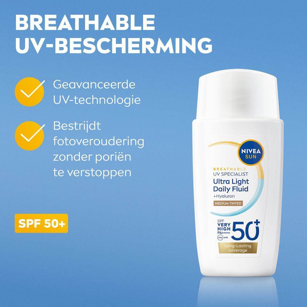 Hand houdt fles Nivea Sun Ultra Light Daily Fluid + Hyaluron, SPF 50+. Tekst: Ademende & VERNIEUWDE FORMULE.
