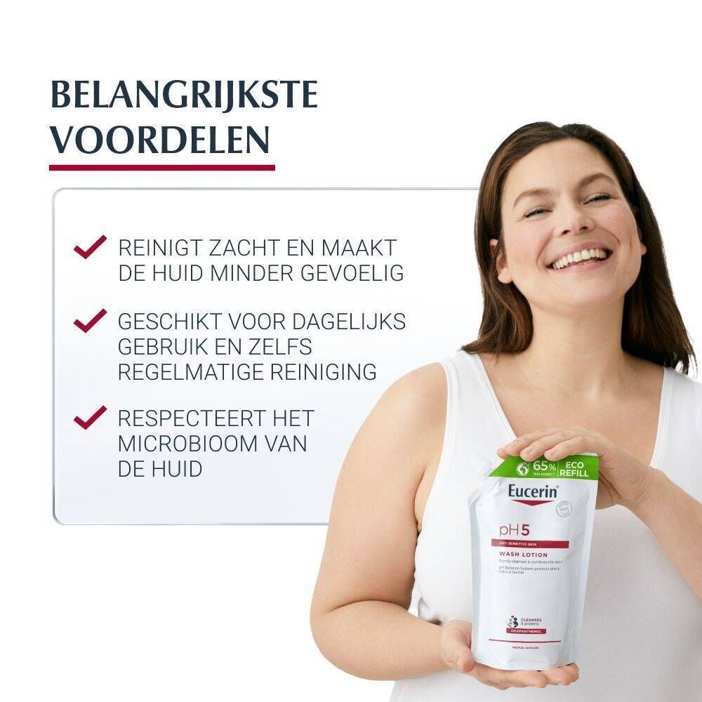 Vrouw houdt een Eucerin pH5 Waschlotion navulverpakking vast. Tekst: Voordelen, zachte reiniging, voor gevoelige huid.