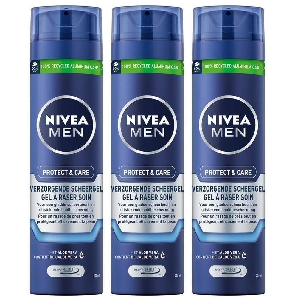 Drie blauwe NIVEA MEN scheergel flacons. Opschrift: Protect & Care, 100% gerecycled aluminium. Met Aloë Vera.