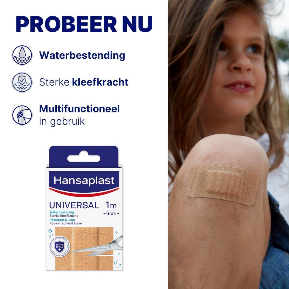 Kind met pleister op de knie. Verpakking Hansaplast Universal, 1 m x 6 cm. Waterbestendig. Opschrift: UNIVERSAL, 1 m, -6cm-.