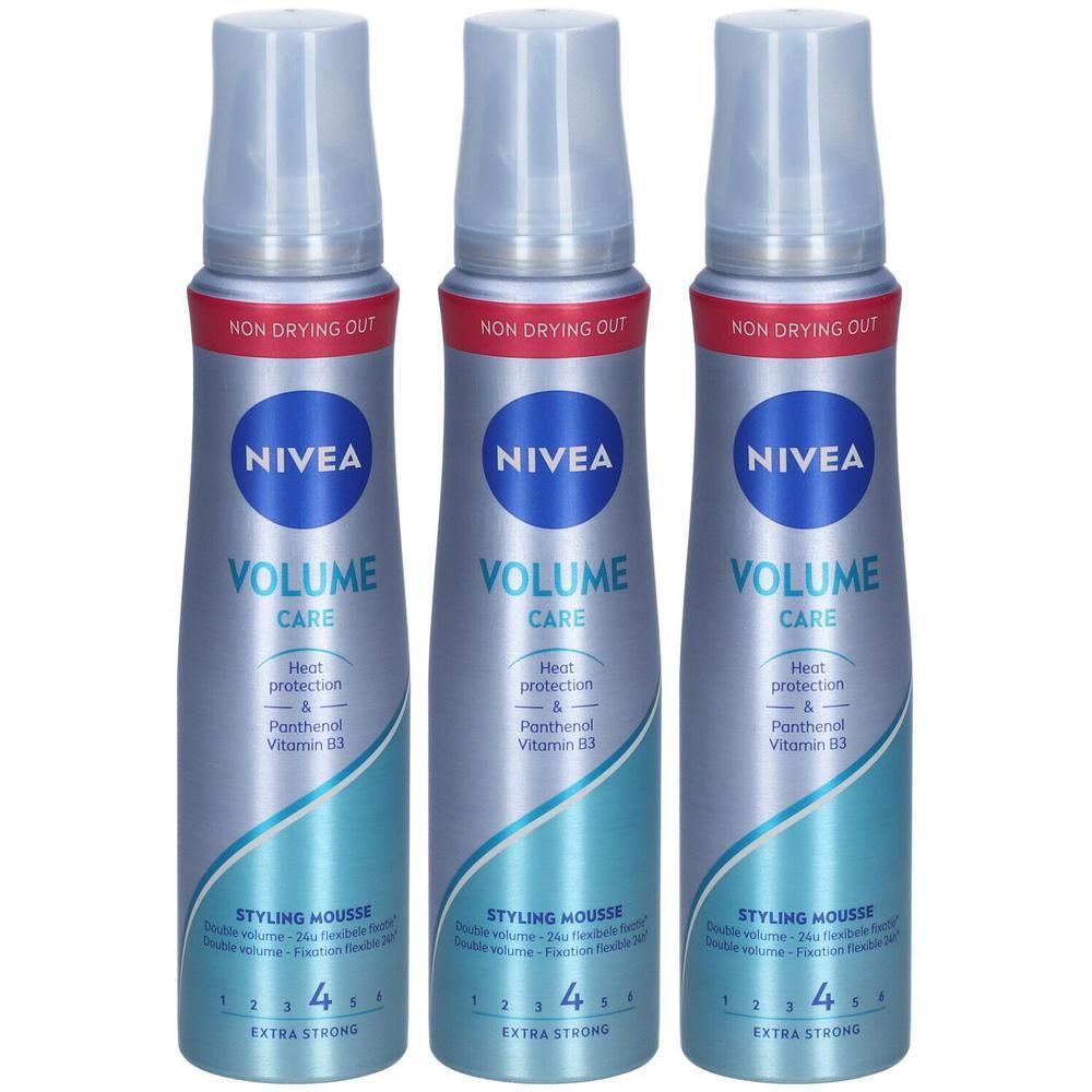 Drie flessen Nivea Volume Care stylingmousse. Blauwe en zilveren flessen met spraykop. Opschrift: Extra Strong.