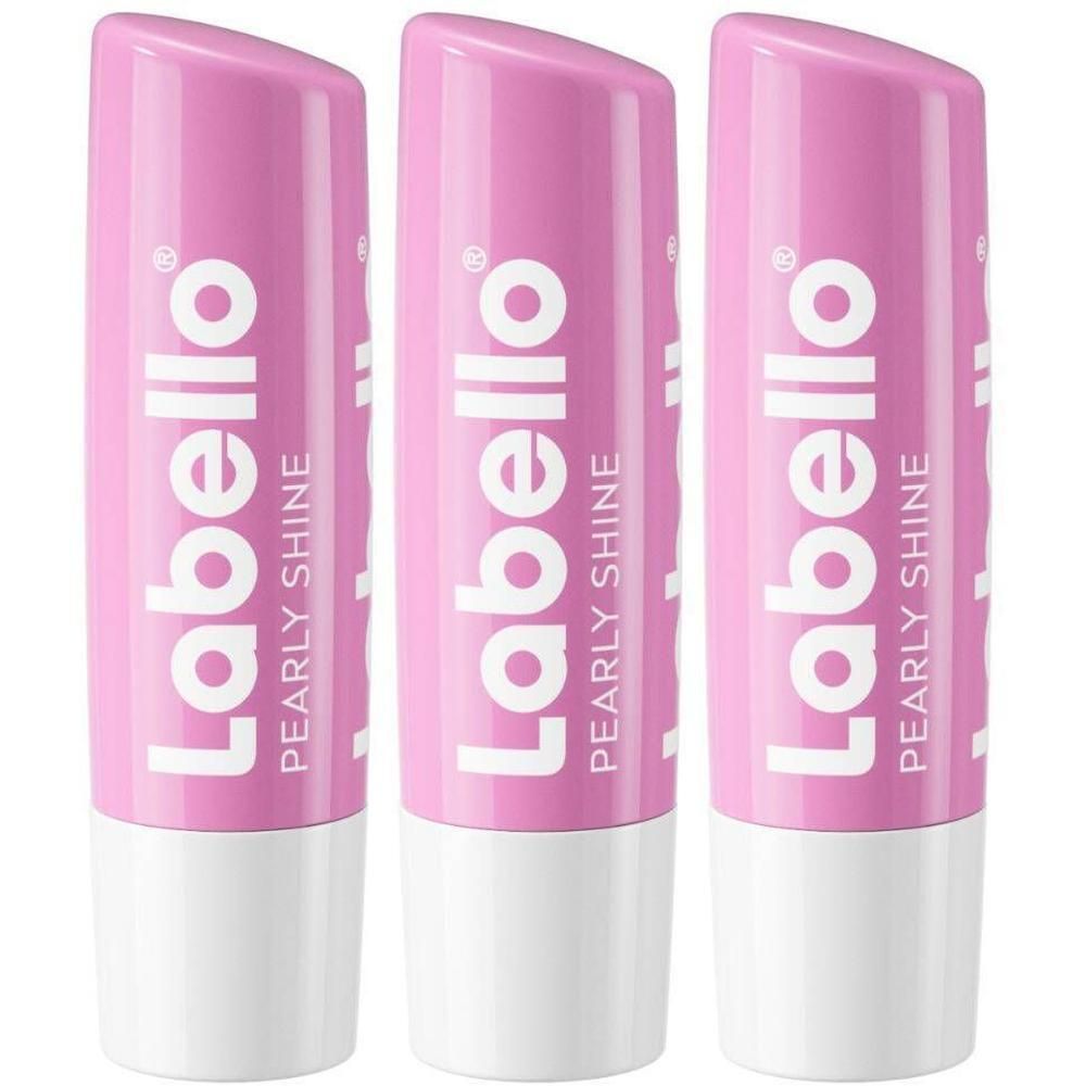 Trois bâtons de soin pour les lèvres roses avec une base blanche. Chaque bâton porte l'inscription blanche "Labello Pearly Shine".