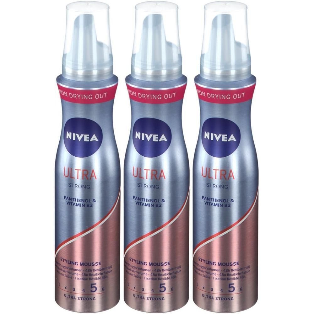 Trois flacons de mousse coiffante Nivea Ultra Strong. Flacons gris avec logo bleu et accent rouge. Têtes de pulvérisation transparentes.