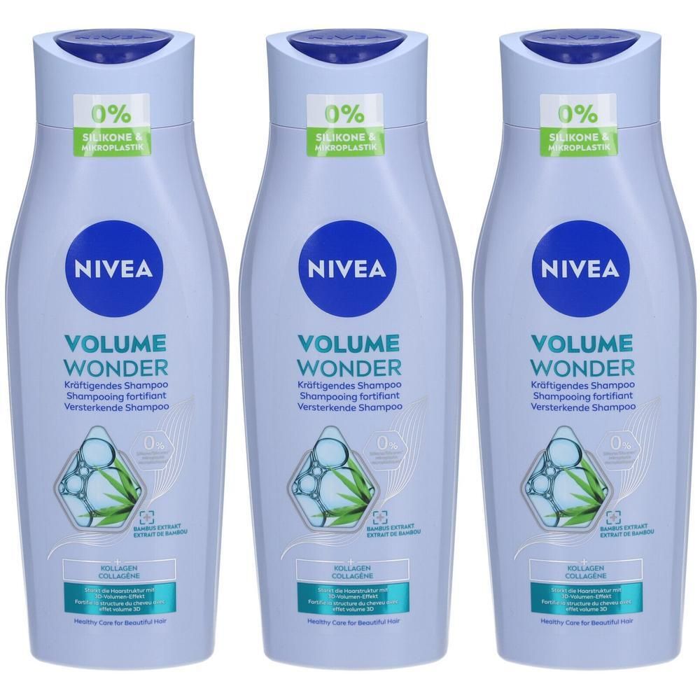 Drie flessen Nivea Volume Wonder shampoo. Lichtblauwe flessen met blauwe dop en logo. Tekst: 0% siliconen & microplastic.