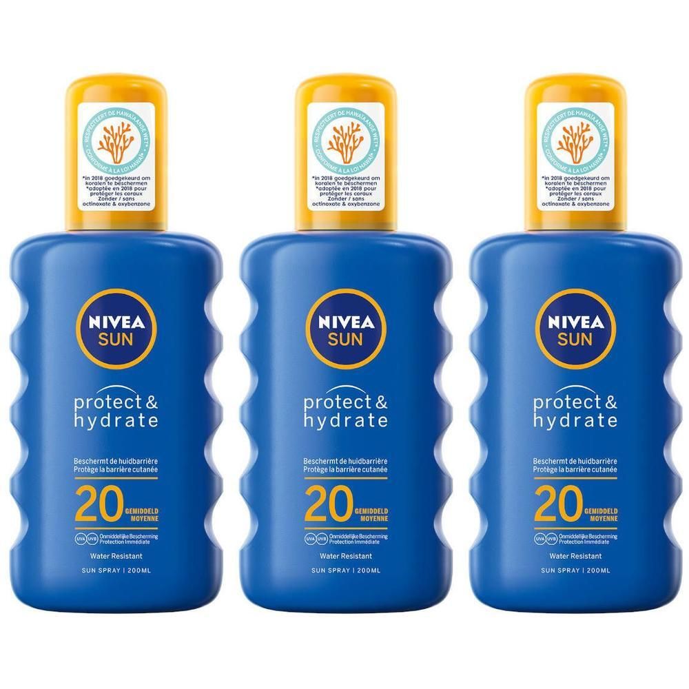 Drie blauwe spuitflessen met gele doppen. Op elke fles staat "NIVEA SUN protect & hydrate" en het cijfer "20".