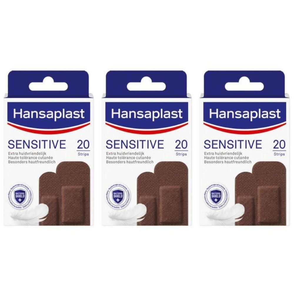 Drie verpakkingen Hansaplast Sensitive Dark Pleisters. Elke verpakking toont pleisters en bevat 20 stuks. Blauw-witte verpakking.