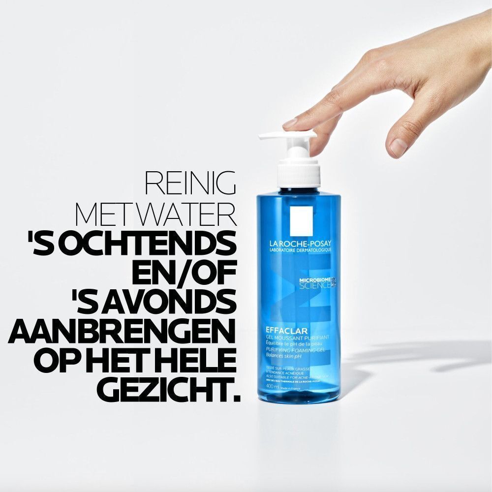Een hand naast een fles Effaclar Gel. Tekst: Reinig met water 's ochtends en/of 's avonds.