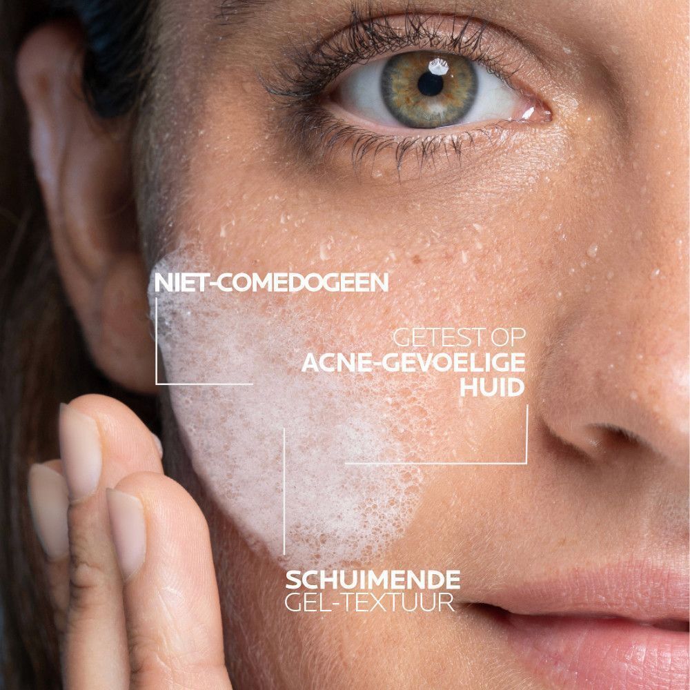 Close-up van een gezicht met schuim. Tekst: Niet-comedogeen, getest op acne.